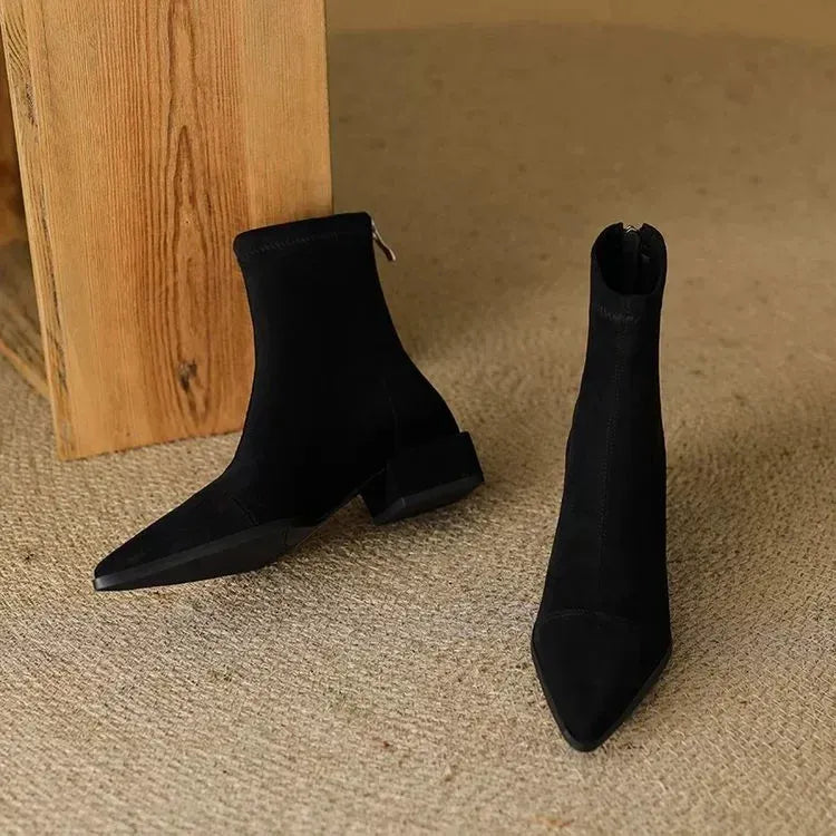 Delfina | Botines de Ante con Punta Fina y Tacón Bajo