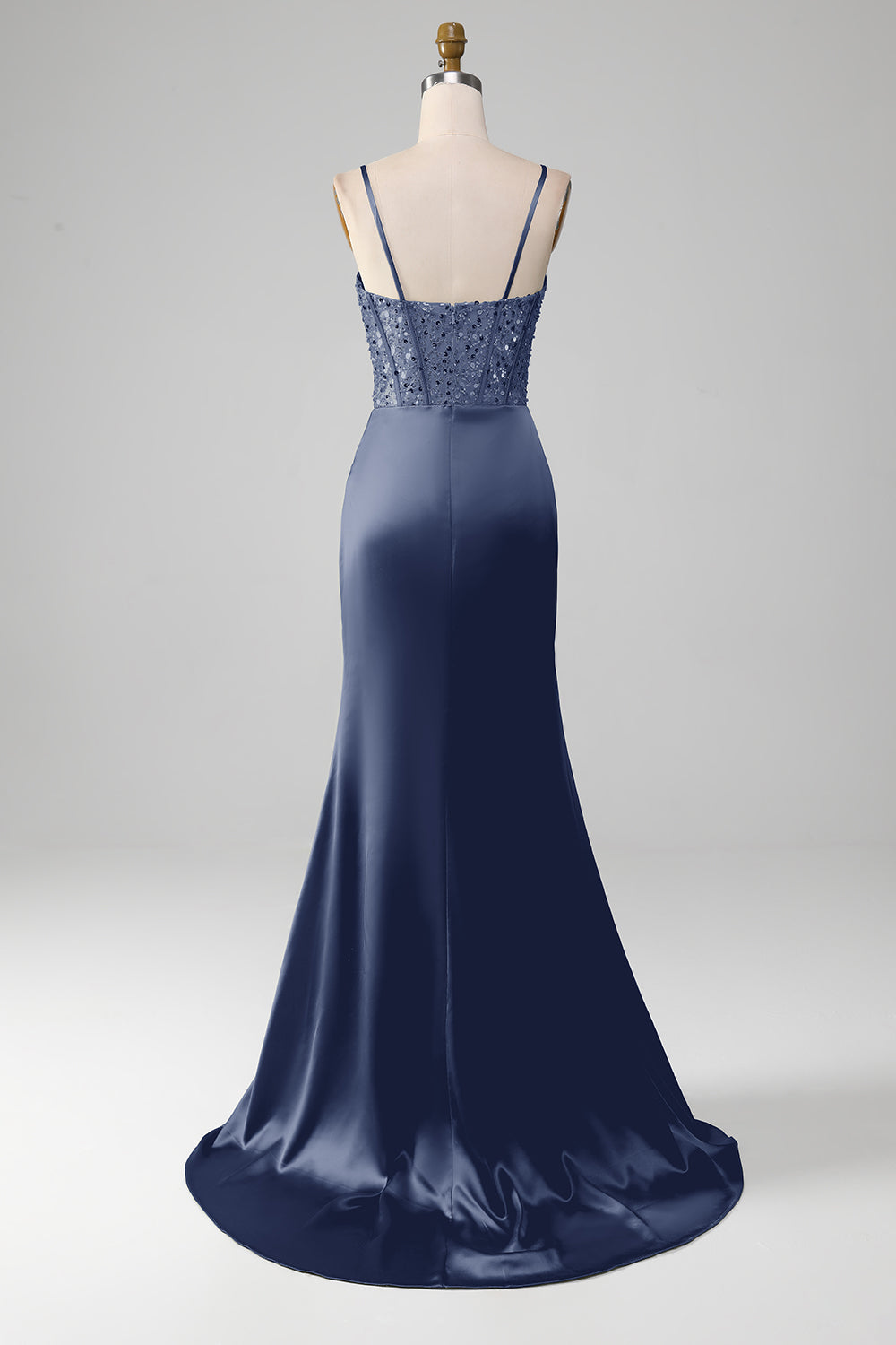Vestido de fiesta sirena de satén verde salvia con corsé, plisados y tirantes finos