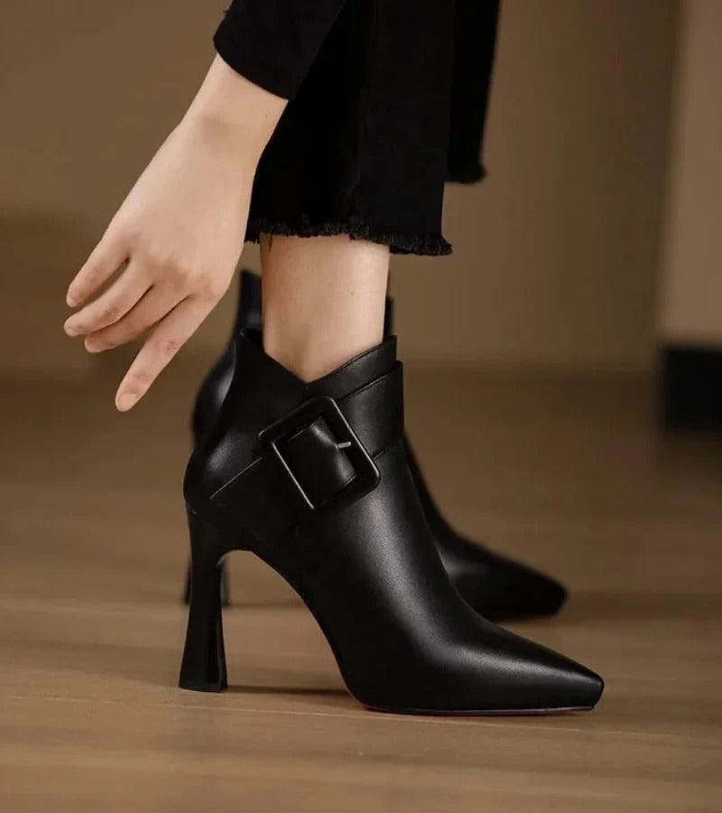 BOTINES CON TACÓN Y HEBILLA OVERSIZE