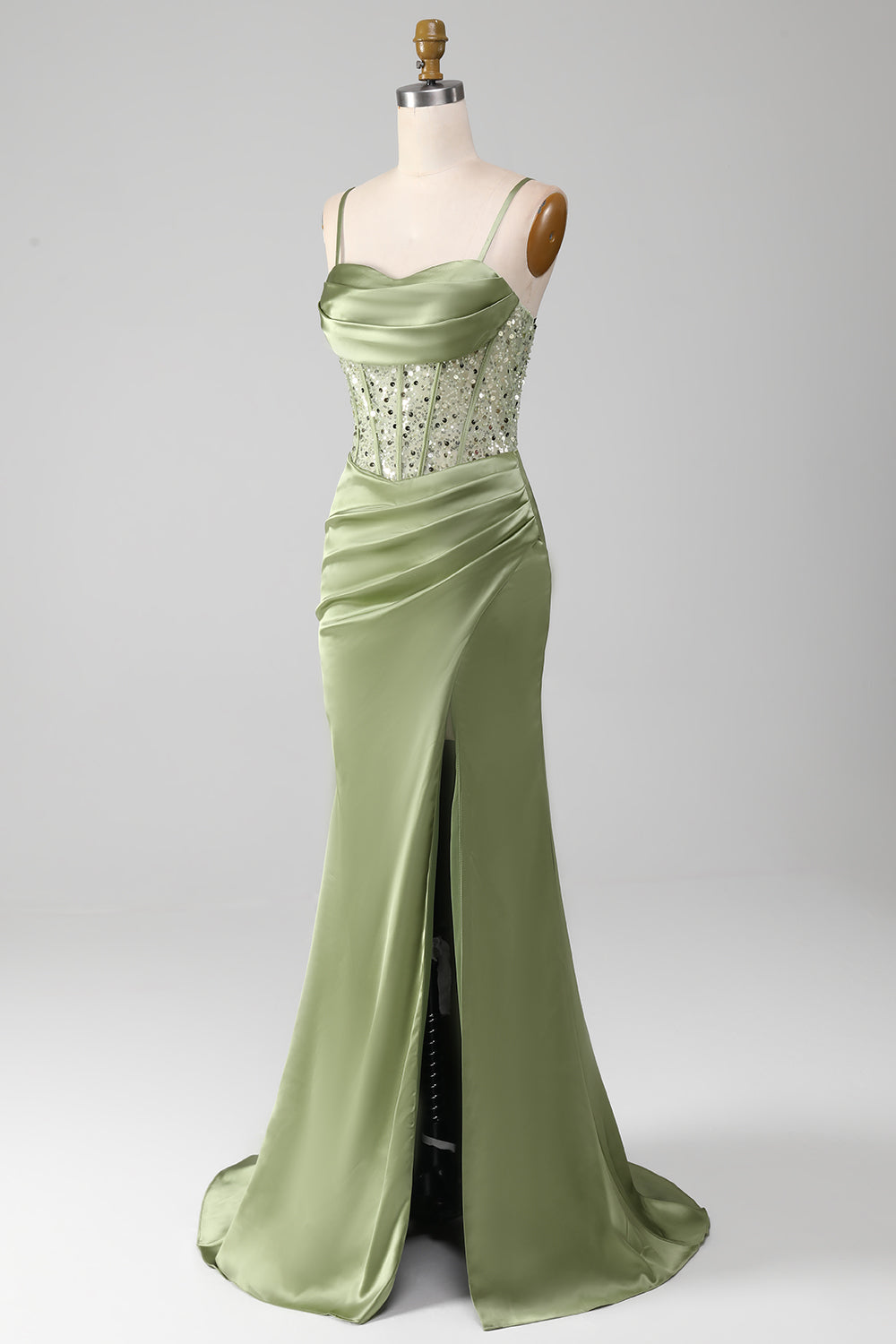 Vestido de fiesta sirena de satén verde salvia con corsé, plisados y tirantes finos